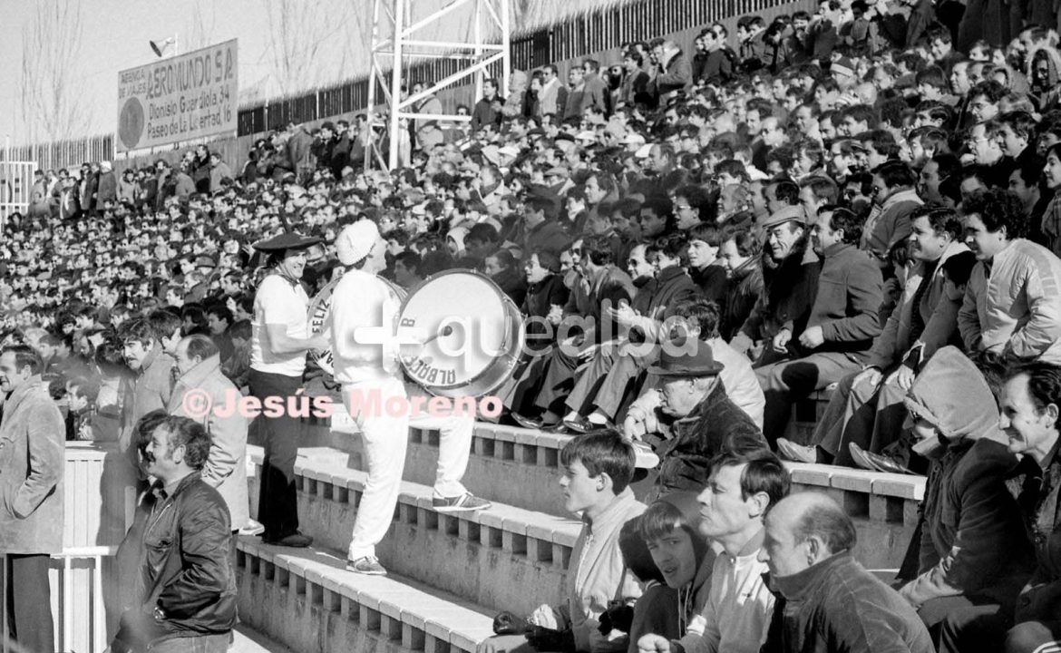 1984-85 Albacete-Rayo 043 Manolo del bombo y Parrita en el Carlos Belmonte en una foto del fotógrafo Jesús Moreno
