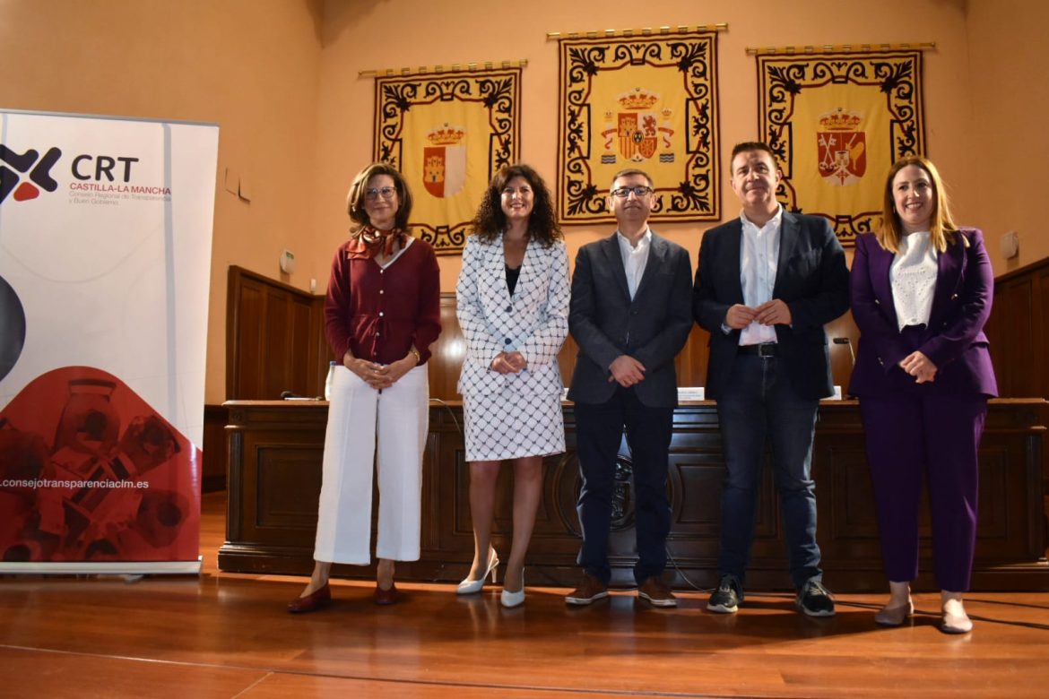 Foto de grupo Jornadas de Transparencia I El presidente de la Diputación de Albacete, Santi Cabañero inaugura en Albacete las Jornadas de Transparencia para Entidades Locales "hacia administraciones más claras, más cercanas y más abiertas"
