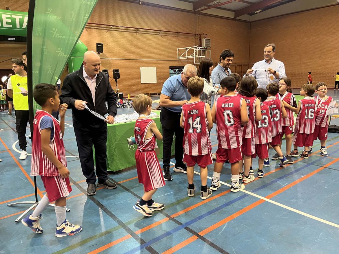 IMG_2081 El alcalde Manuel Serrano y el concejal de Deportes Francisco Villaescusa han participado en la entrega de los trofeos correspondientes a los Juegos Deportivos Municipales de baloncesto y fútbol, que se han celebrado en el Pabellón de Parque Sur y en campo de Fútbol ‘José Copete’ para las categoría mini y prebenjamín.