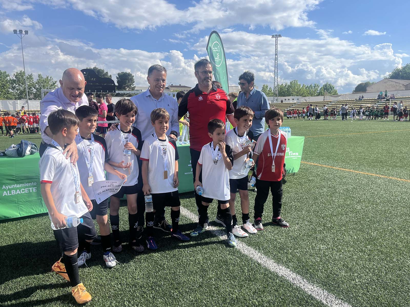 El alcalde Manuel Serrano y el concejal de Deportes Francisco Villaescusa han participado en la entrega de los trofeos correspondientes a los Juegos Deportivos Municipales de baloncesto y fútbol, que se han celebrado en el Pabellón de Parque Sur y en campo de Fútbol ‘José Copete’ para las categoría mini y prebenjamín.