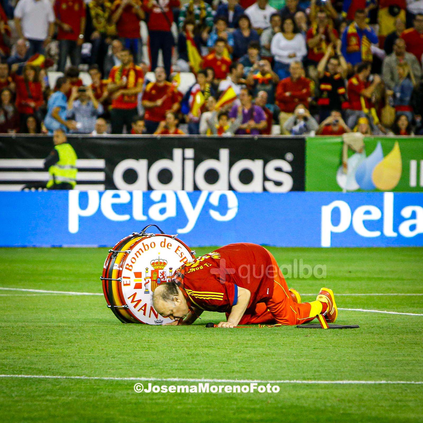 Manolo del bombo besando el césped del Carlos Belmonte en una foto del fotógrafo Josema Moreno en el partido España-Georgia