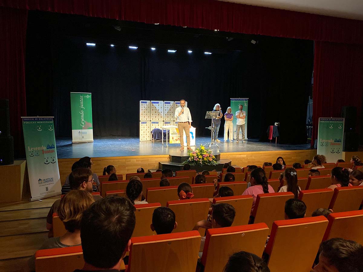El concejal de Proximidad, Carlos Calero, ha participado en la Casa de Cultura José Saramago en el acto de fin de curso del programa ‘Leyendo juntos’ para niños de Primaria