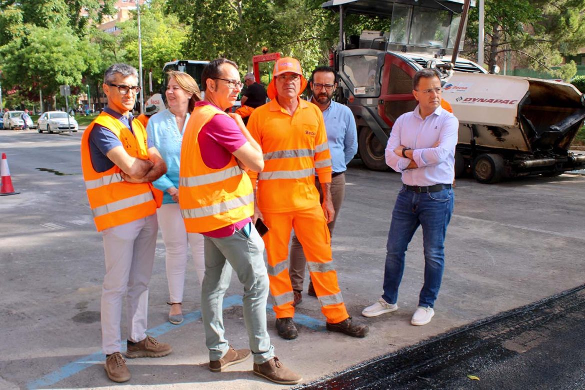 El alcalde Manuel Serrano ha visitado los trabajos de asfaltado que están llegando a su fin y que se han llevado a cabo en estos días en varias zonas de la ciudad, actuando sobre más de 6.140 metros cuadrados en diferentes zonas de la ciudad, principalmente el Paseo de la Cuba y Centro y en los barrios Industria, Parque Sur y Hospital.