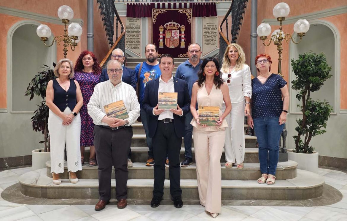 Bienal II presentación II Bienal Benjamín Palencia de BArrax, el presidente de la Diputación y del Consorcio Cultural Albacete, Santi Cabañero; la alcaldesa de Barrax, Josefina Navarrete; y el gerente del Consorcio, Ricardo Beléndez