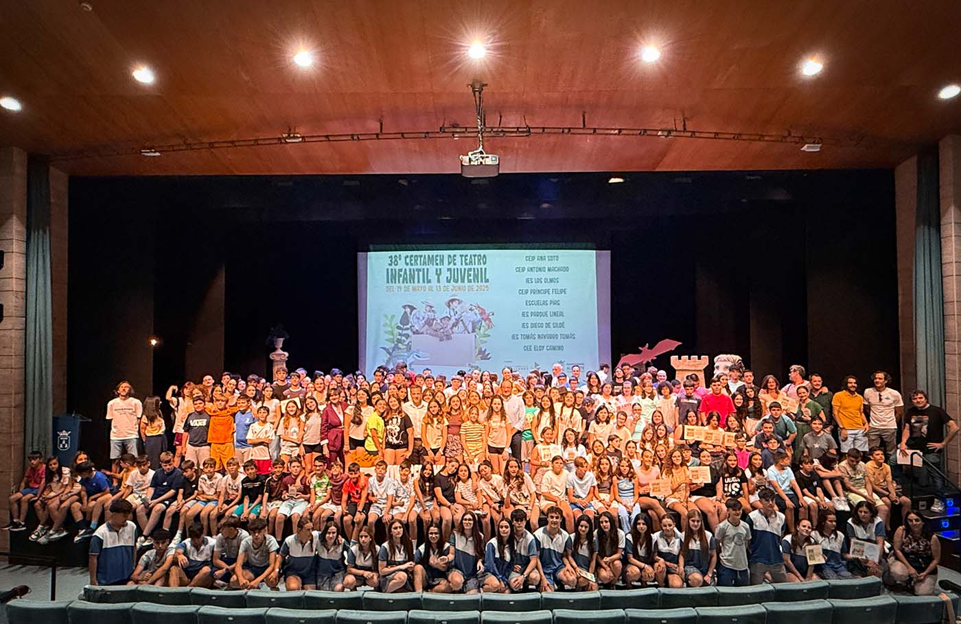 El alcalde de Albacete, Manuel Serrano, acompañado de las concejalas del Equipo de Gobierno, Elena Serrallé y Lucrecia Rodríguez de Vera; así como varios miembros de la Corporación Municipal y representantes de los centros educativos participantes, ha presentado esta mañana la gala del XXXVIII Certamen de Teatro Infantil y Juvenil