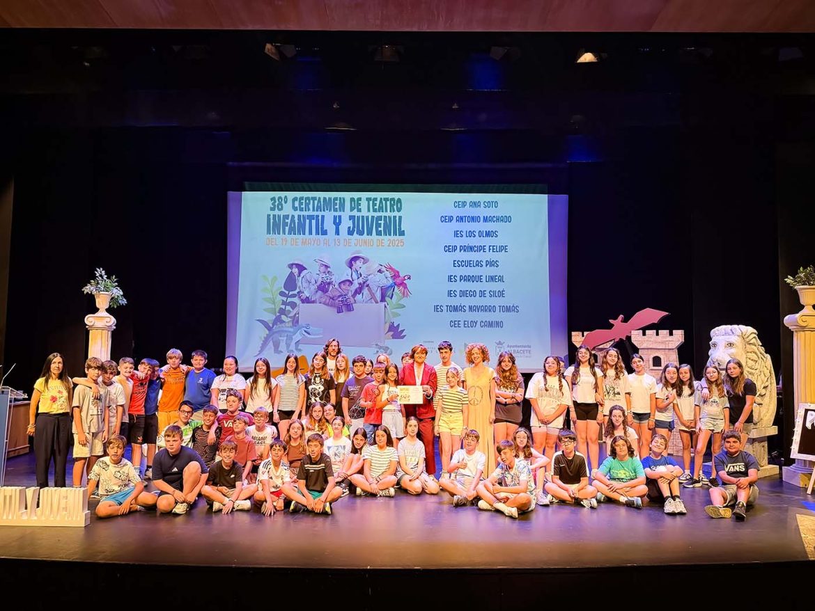 FOTO GRUPO ESCOLAR GALA TEATRO INFANTIL JUVENIL El alcalde de Albacete, Manuel Serrano, acompañado de las concejalas del Equipo de Gobierno, Elena Serrallé y Lucrecia Rodríguez de Vera; así como varios miembros de la Corporación Municipal y representantes de los centros educativos participantes, ha presentado esta mañana la gala del XXXVIII Certamen de Teatro Infantil y Juvenil
