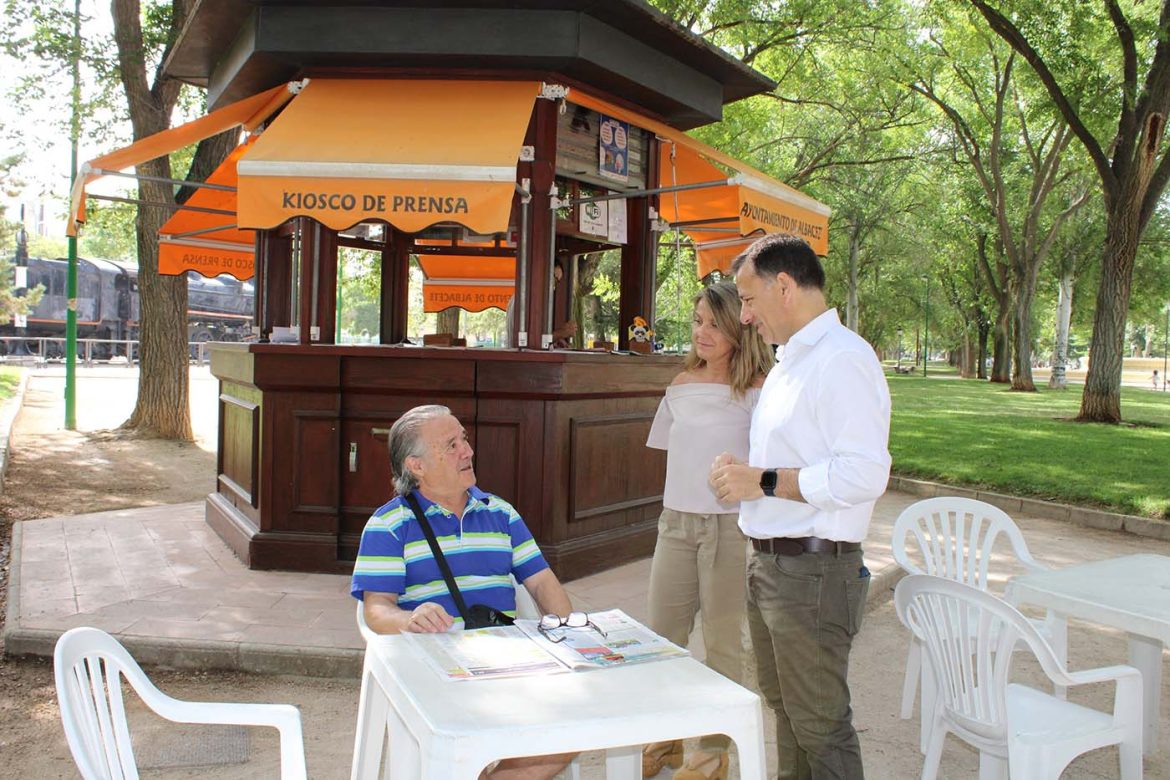 Foto Visita Leer al aire libre. Kiosco Parque Lineal (2) El alcalde de Albacete, Manuel Serrano, ha animado a la ciudadanía a acercarse hasta alguno de los kioscos que hay instalados en ocho parques de nuestra ciudad para disfrutar de la lectura al aire libre