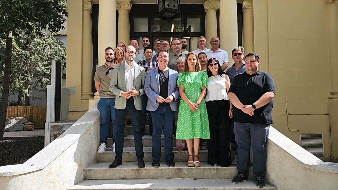 Foto de grupo Dipualba con SACAM El presidente de la Diputación de Albacete, Santi Cabañero, junto al vicepresidente Fran Valera y a la diputada de Agenda 2030 y Fondos Europeos, Yolanda Ballesteros, ha compartido este lunes con alcaldes y alcaldesas de la Sierra de Alcaraz y Campo de Montiel (SACAM) los detalles del Plan de Acción Integrado (PAI) que la institución provincial ha elaborado para concurrir a una convocatoria experimental de carácter excepcional impulsada por el Ministerio de Transición Ecológica y Reto Demográfico (MITECO) y cofinanciada con fondos europeos FEDER.