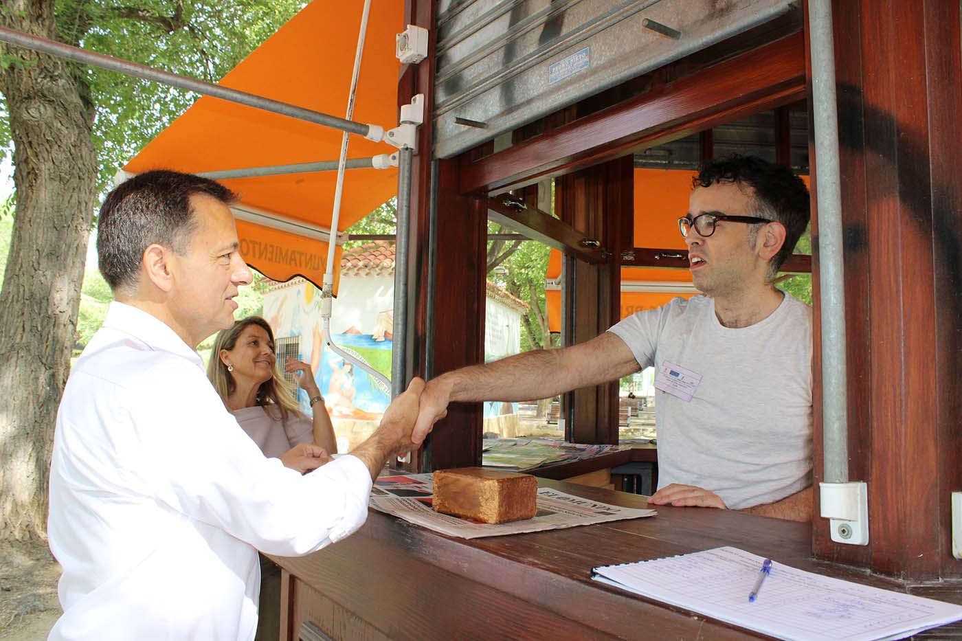 El alcalde de Albacete, Manuel Serrano, ha animado a la ciudadanía a acercarse hasta alguno de los kioscos que hay instalados en ocho parques de nuestra ciudad para disfrutar de la lectura al aire libre