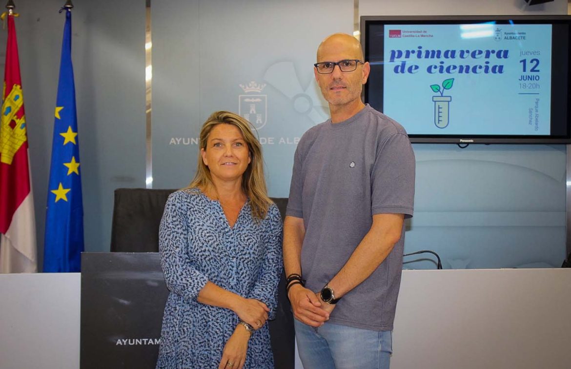 La concejala de Emprendimiento y Oportunidades, Lucrecia Rodríguez de Vera, ha presentado una nueva edición de la Primavera de la Ciencia, junto a Alberto Nájera , coordinador de la Unidad de Cultura Científica y de la Innovación de la UCLM