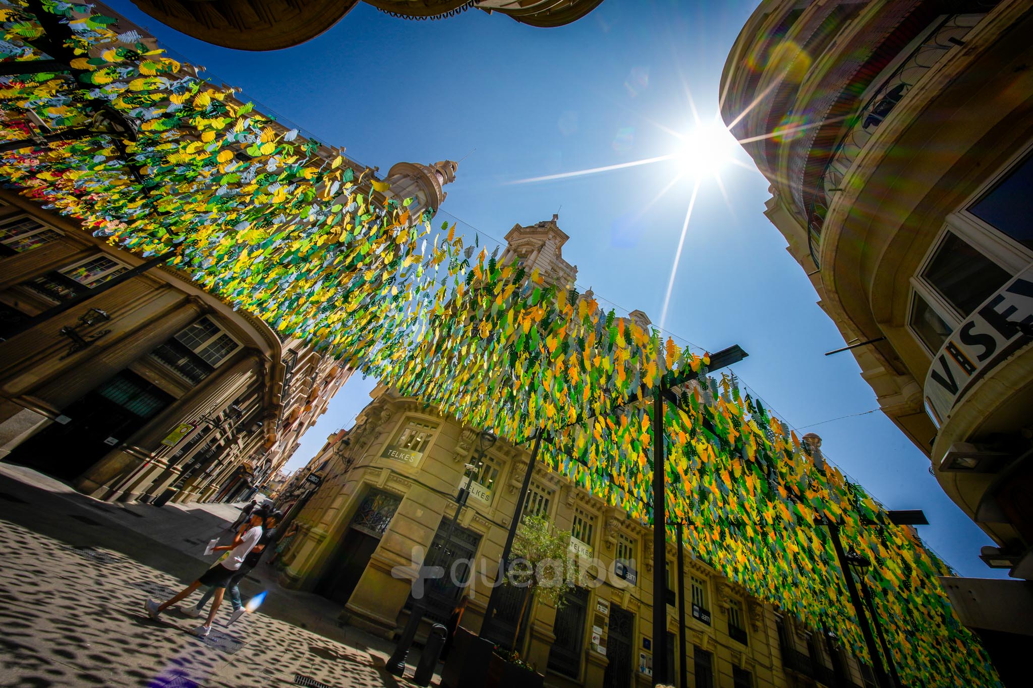 el nuevo ‘techo’ de 300 kilos de hojas de colores de la Calle Ancha de Albacete