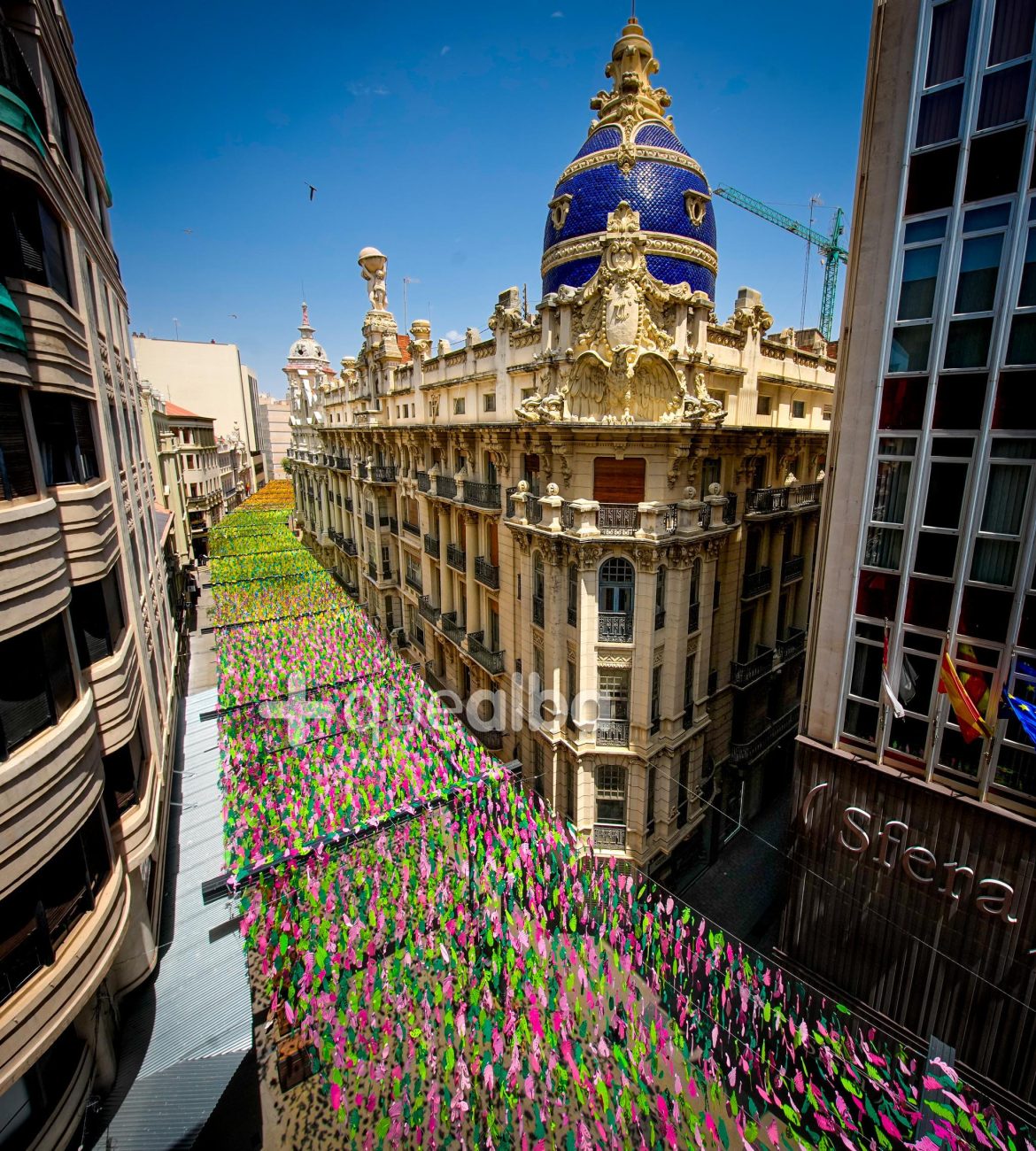 el nuevo ‘techo’ de 300 kilos de hojas de colores de la Calle Ancha de Albacete