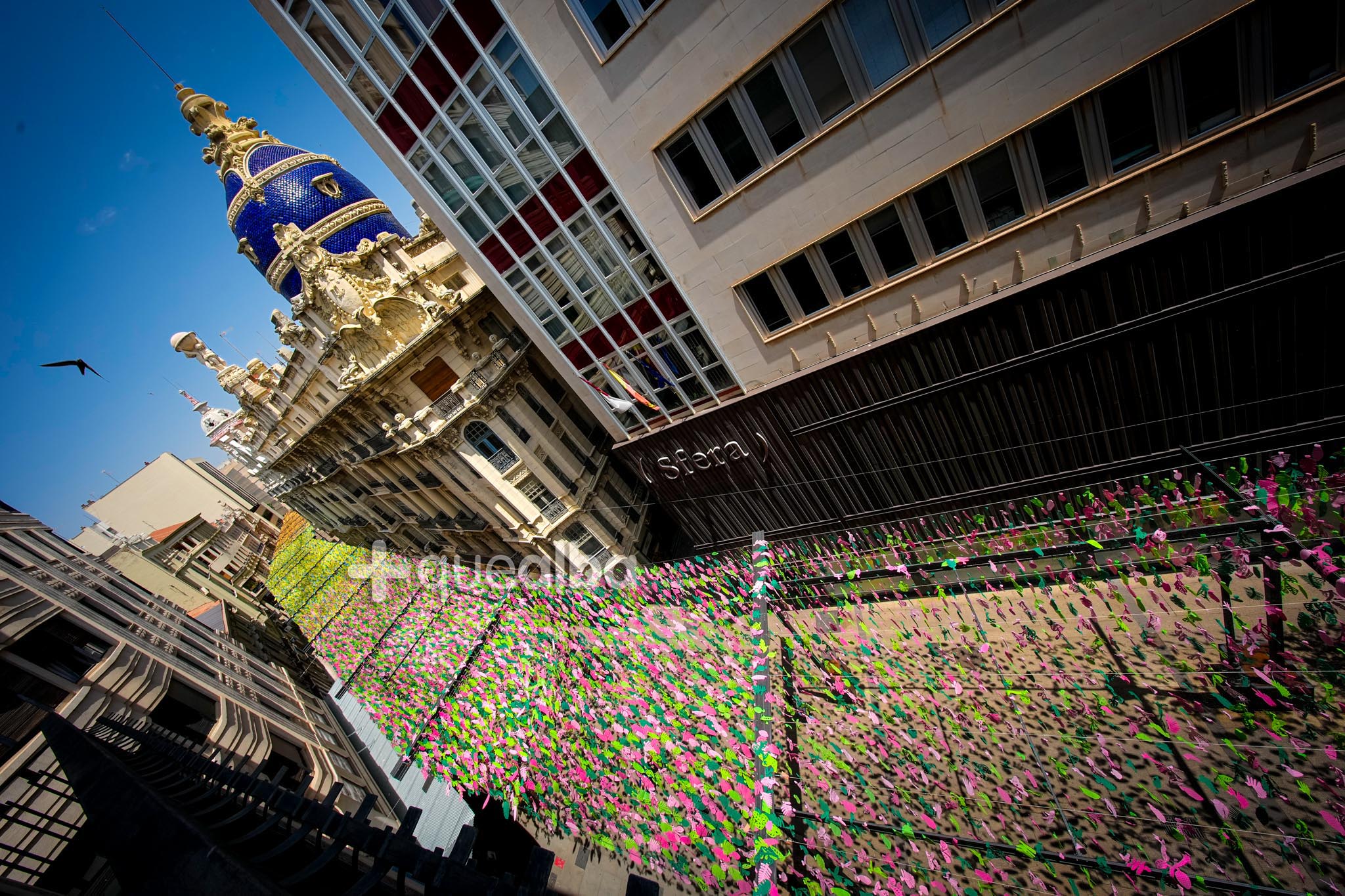 el nuevo ‘techo’ de 300 kilos de hojas de colores de la Calle Ancha de Albacete