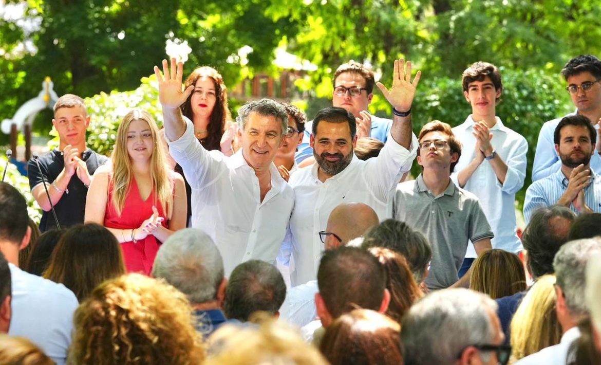 NÚÑEZ Y FEIJÓO (10) El presidente del Partido Popular de Castilla-La Mancha, Paco Núñez, ha afirmado que Emiliano García-Page tiene la “doble responsabilidad” de acabar con un Gobierno de Pedro Sánchez que está “asolado” por la corrupción. Así lo ha indicado en un acto público en Guadalajara, junto al presidente nacional del PP, Alberto Núñez Feijóo; el presidente provincial del PP, Lucas Castillo, y la alcaldesa de la ciudad, Ana Guarinos