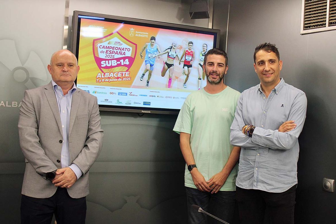 El concejal de Deportes, Francisco Villaescusa, ha presentado el Campeonato de España de Atletismo Sub14, acompañado del diputado provincial de Deportes, Daniel Sancha, y el presidente del Club de Atletismo Albacete, José Manuel Cambronero.