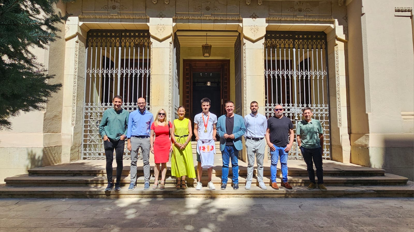 El presidente de la Diputación de Albacete ha recibido este martes, en el Palacio Provincial, a uno de los grandes talentos emergentes del ciclismo nacional: el almanseño Adrián Fajardo, reciente campeón de España de contrarreloj en la categoría sub-23.