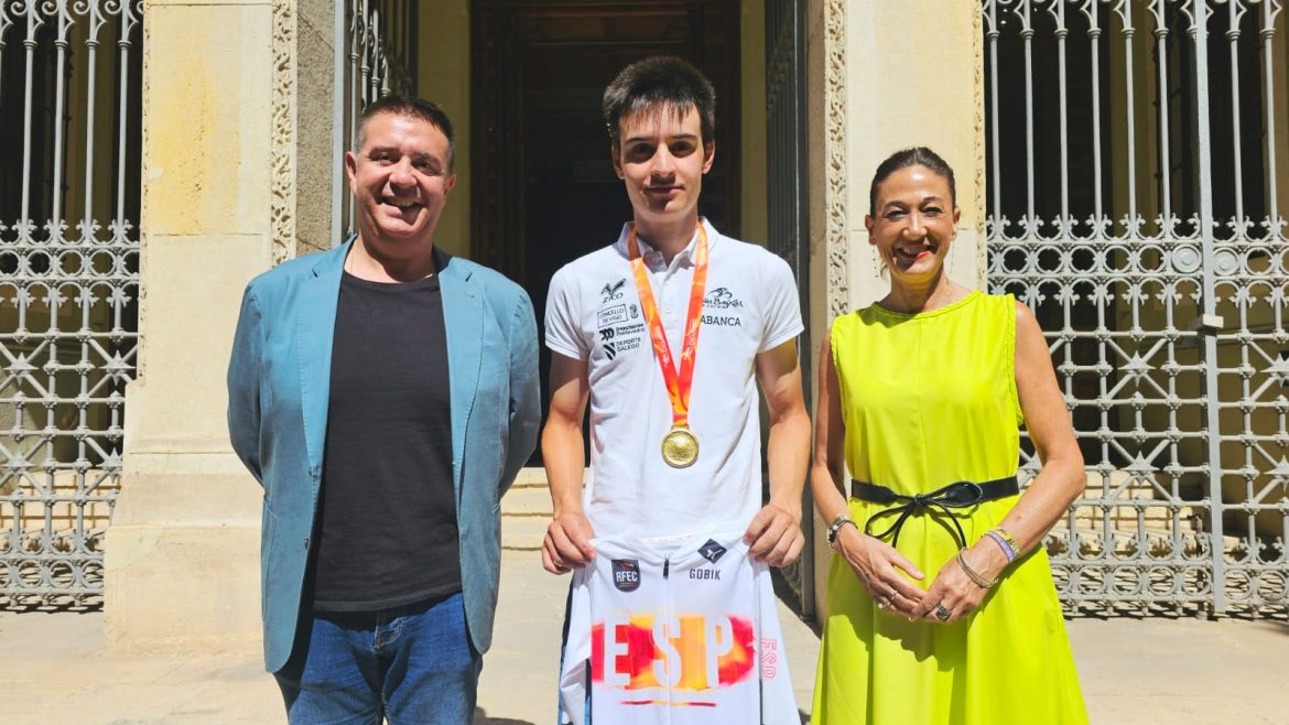 Presidente y alcaldesa de Almansa con Adrián FFajardo El presidente de la Diputación de Albacete ha recibido este martes, en el Palacio Provincial, a uno de los grandes talentos emergentes del ciclismo nacional: el almanseño Adrián Fajardo, reciente campeón de España de contrarreloj en la categoría sub-23.