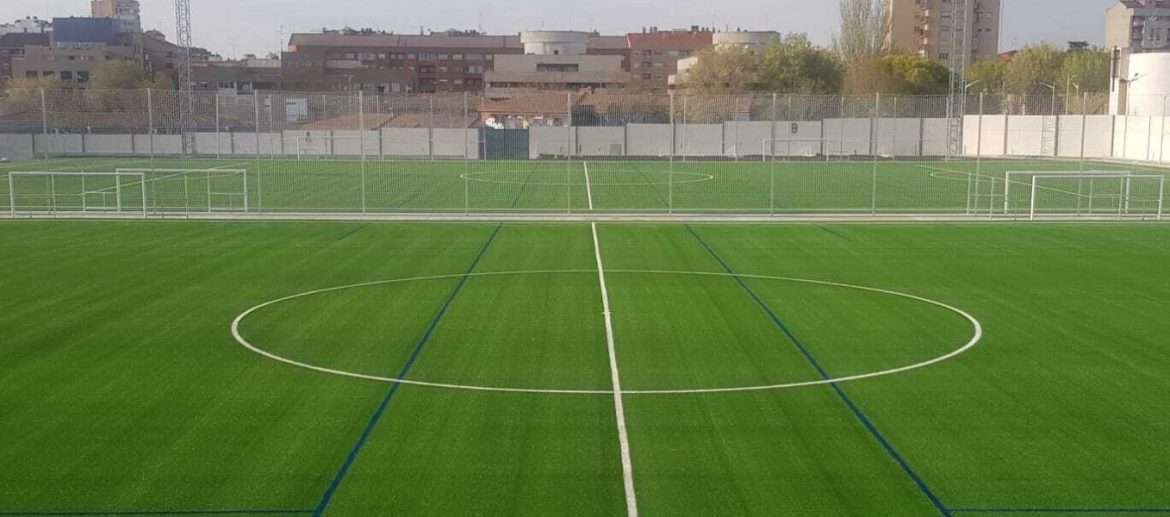 Los campos de fútbol de césped artificial del Carlos Belmonte contarán con una barandilla metálica para separarlos de la zona de público