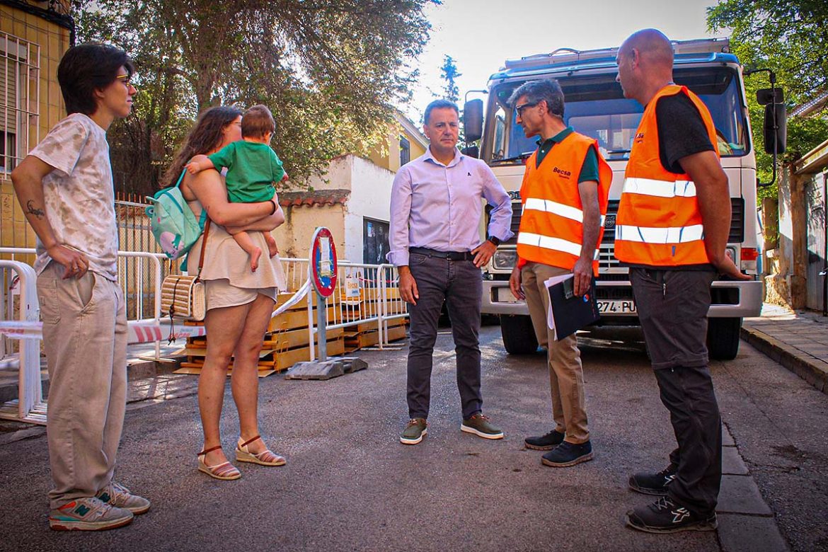 Albacete Visita obras calle Tenerife El alcalde de Albacete, Manuel Serano, ha expuesto a los vecinos del barrio de Franciscanos, con la presidenta de su asociación vecinal, Adela Casamayor al frente, el proyecto de renovación y mejora que el Ayuntamiento está llevando a cabo en la calle Tenerife