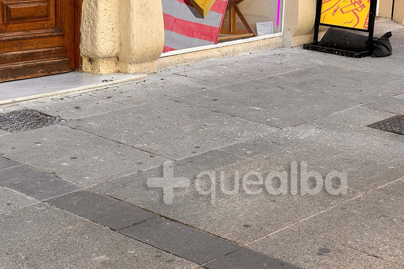 Tremendo susto el que se han llevado quienes paseaban, sobre las 13 horas de este mediodía, por la calle Ancha de Albacete, al caer los cristales de una ventana, por el fuerte viento.