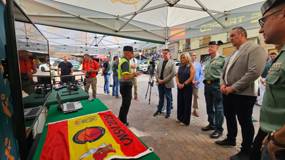 Cabañero felicita en Ontur la puesta en marcha de la I Vuelta Ciclista a C-LM LEADER, que recorrerá numerosos municipios de la provincia de Albacete