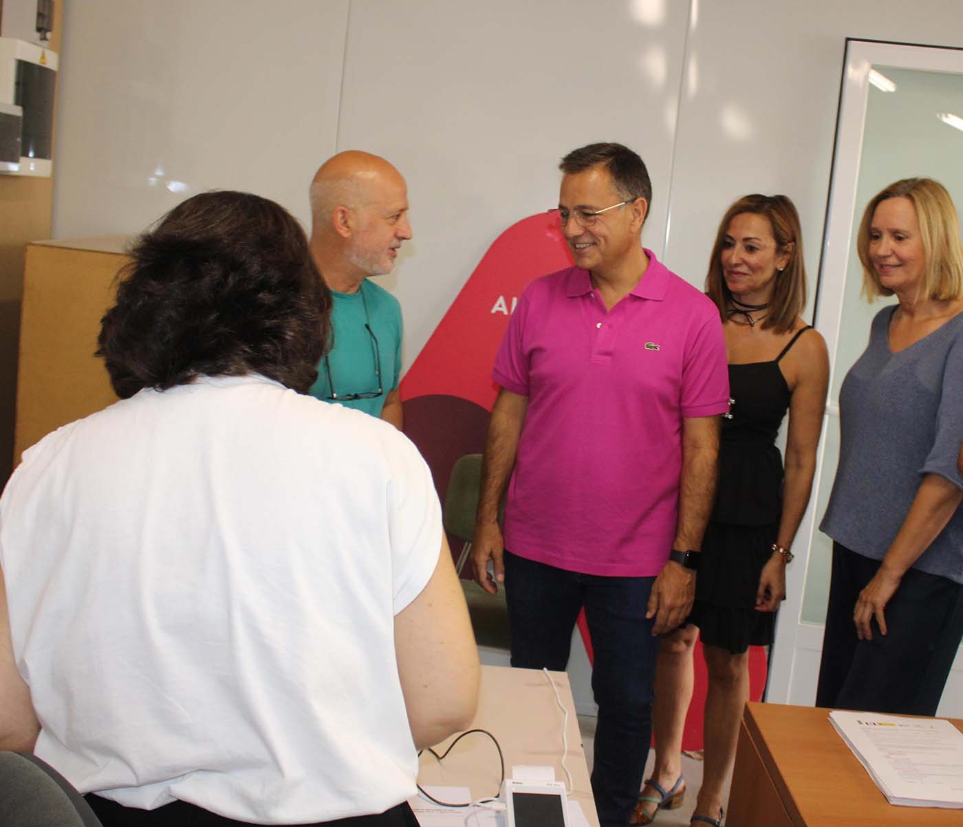 El alcalde de la ciudad, Manuel Serrano ha puesto en valor el importante trabajo de organización y seguridad que hay detrás de la Oficina de Atención al Feriante para que la Feria de Albacete siga siendo “la mejor del mundo”