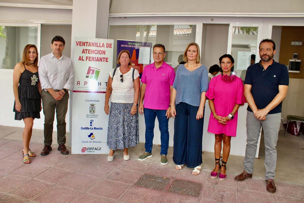 Foto Visita Ventanilla de Atención al Feriante 2025 (5) El alcalde de la ciudad, Manuel Serrano ha puesto en valor el importante trabajo de organización y seguridad que hay detrás de la Oficina de Atención al Feriante para que la Feria de Albacete siga siendo “la mejor del mundo”