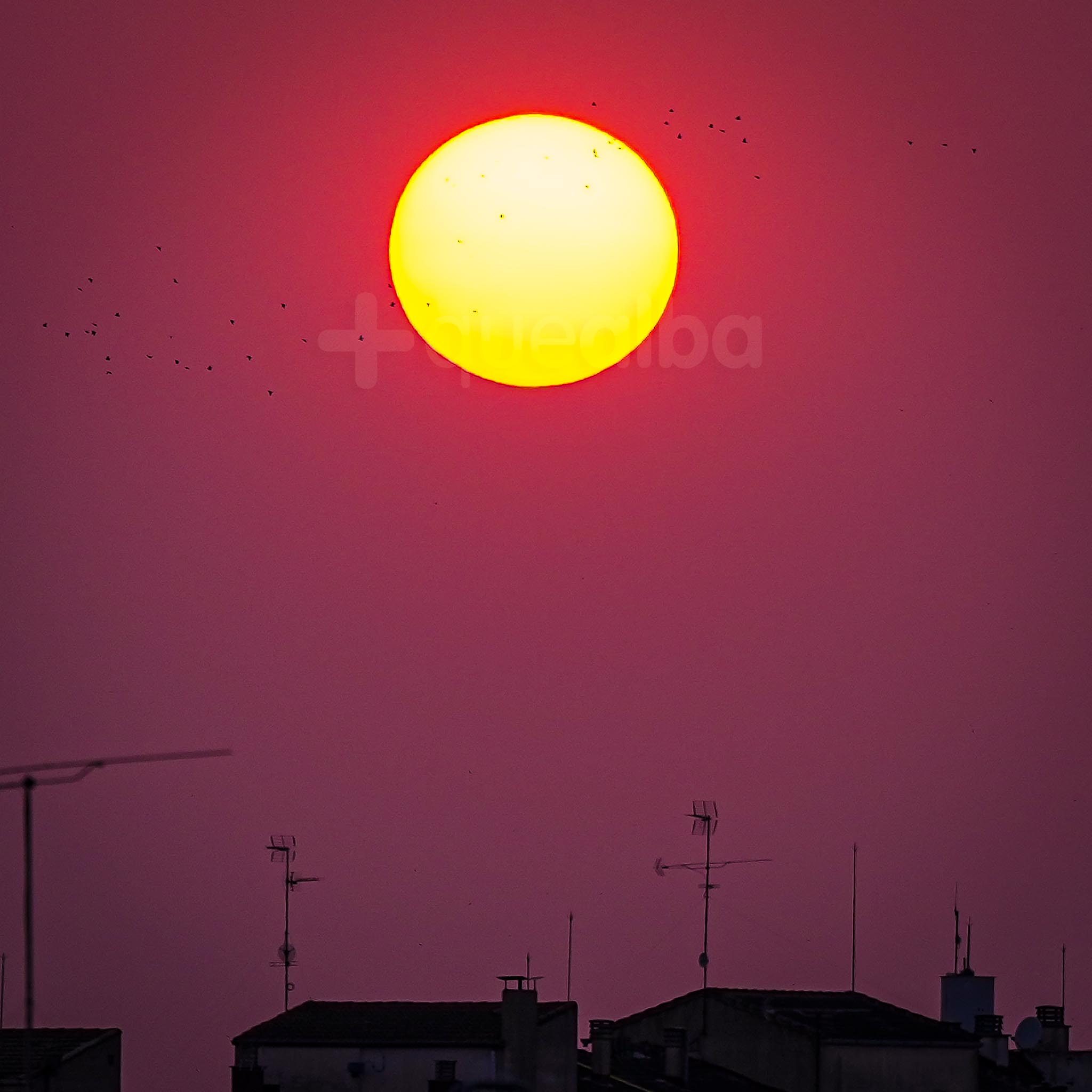 Sol rojo por los incendios en Albacete