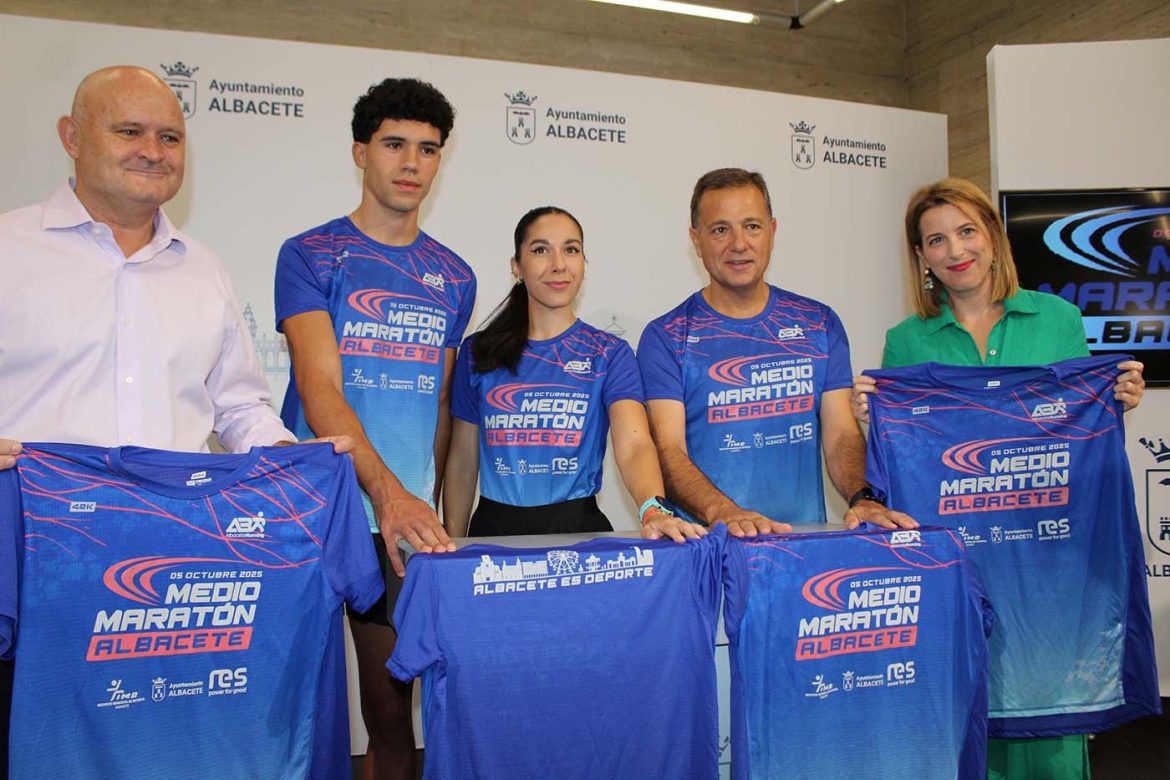 Manuel Serrano presenta la camiseta oficial del XXVIII Medio Maratón que contará con la cifra récord de 4.000 corredores: “Albacete es deporte y el deporte forma parte de la Marca Albacete”