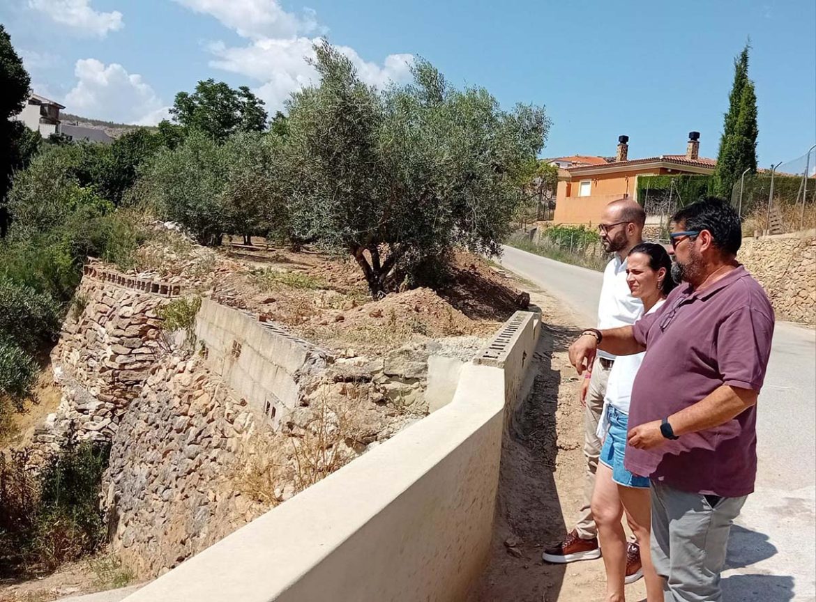 Valera_Elche_Responde_Diputacion_Albacete-1 El vicepresidente de la Diputación y responsable de Obras, Fran Valera, ha comprobado en Elche de la Sierra, junto a su alcaldesa, Raquel Ruiz, los buenos resultados de las obras efectuadas en la localidad con cargo al programa provincial Dipualba Responde, que en sus últimas dos ediciones ha supuesto una inversión superior a los 230.000 euros en la localidad, evidenciando el respaldo del Gobierno de Santi Cabañero a la gestión de los Ayuntamientos y su compromiso con la mejora de servicios e infraestructuras municipales