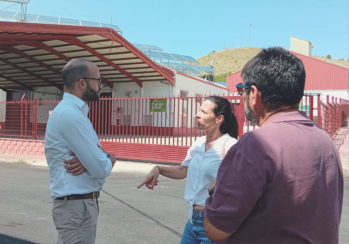 El vicepresidente de la Diputación y responsable de Obras, Fran Valera, ha comprobado en Elche de la Sierra, junto a su alcaldesa, Raquel Ruiz, los buenos resultados de las obras efectuadas en la localidad con cargo al programa provincial Dipualba Responde, que en sus últimas dos ediciones ha supuesto una inversión superior a los 230.000 euros en la localidad, evidenciando el respaldo del Gobierno de Santi Cabañero a la gestión de los Ayuntamientos y su compromiso con la mejora de servicios e infraestructuras municipales