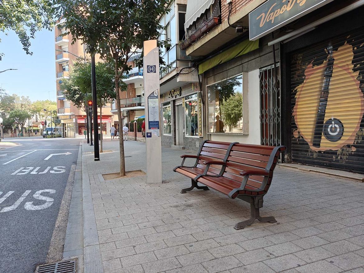 El concejal de Proximidad, Carlos Calero, ha informado de la instalación de un total de 29 nuevos bancos públicos en diferentes espacios y barrios de la ciudad.