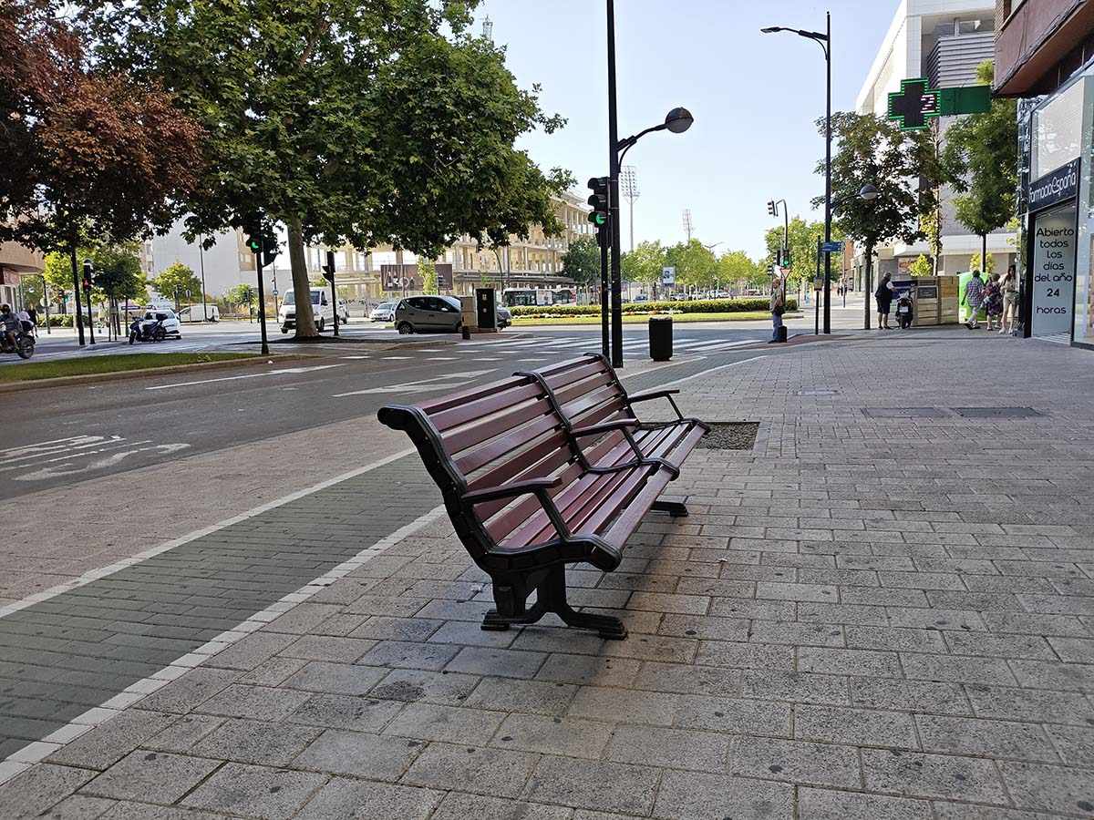 El concejal de Proximidad, Carlos Calero, ha informado de la instalación de un total de 29 nuevos bancos públicos en diferentes espacios y barrios de la ciudad.