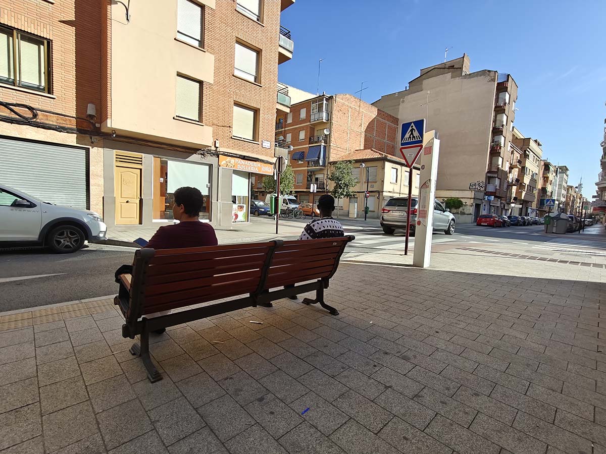 El concejal de Proximidad, Carlos Calero, ha informado de la instalación de un total de 29 nuevos bancos públicos en diferentes espacios y barrios de la ciudad.