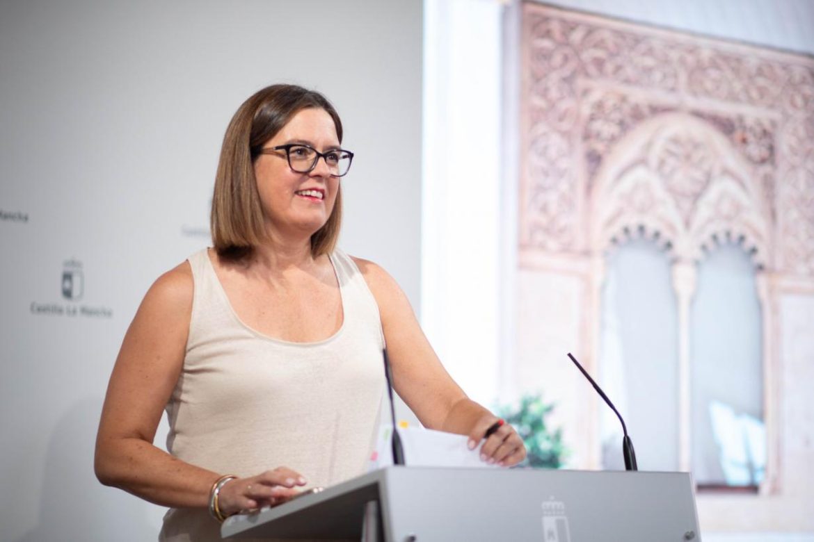 La consejera Portavoz del Ejecutivo regional, Esther Padilla, ha insistido en que, gracias al nuevo cupo aprobado, el próximo curso escolar contará con un total de 33.663 profesionales contratados, una muestra más del compromiso del presidente García-Page “con el sistema educativo de Castilla-La Mancha”.