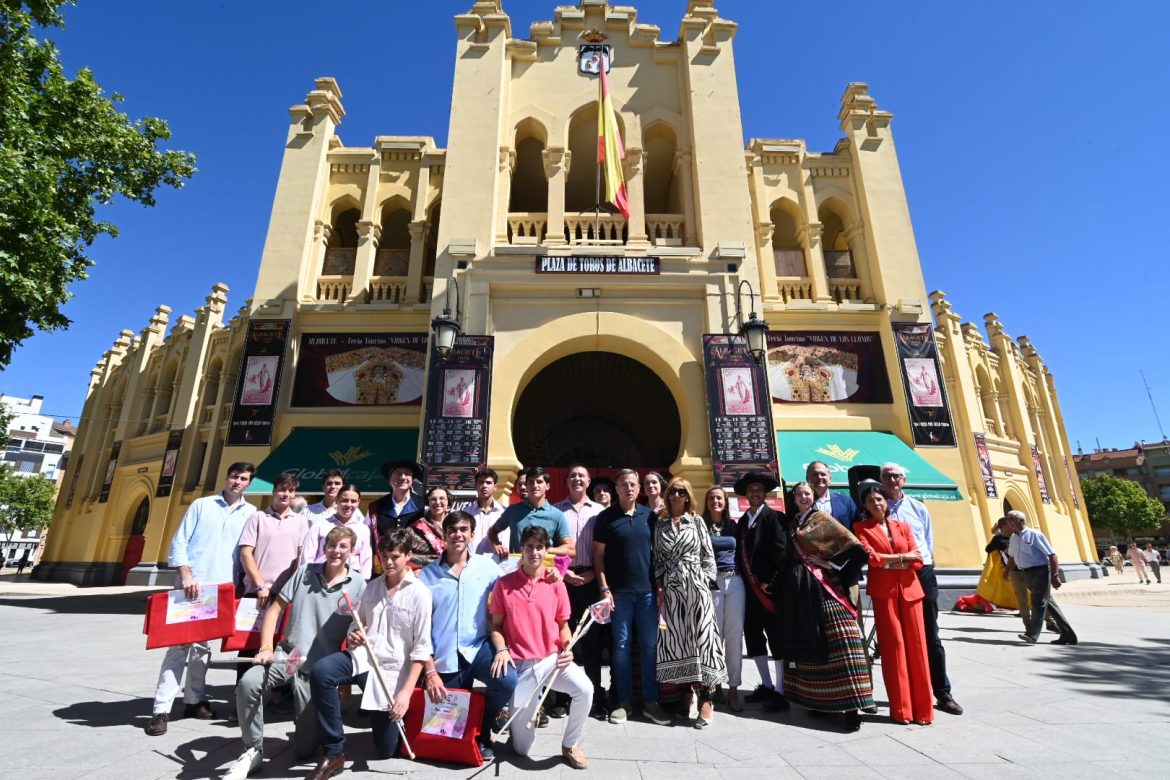 25-09-11 taurina El alcalde Manuel Serrano ha presidido el acto central con motivo del Día de la Tauromaquia, donde se ha hecho un homenaje floral a los toreros Dámaso González y Chicuelo II y se han entregado trofeos a los alumnos de la Escuela Taurina.