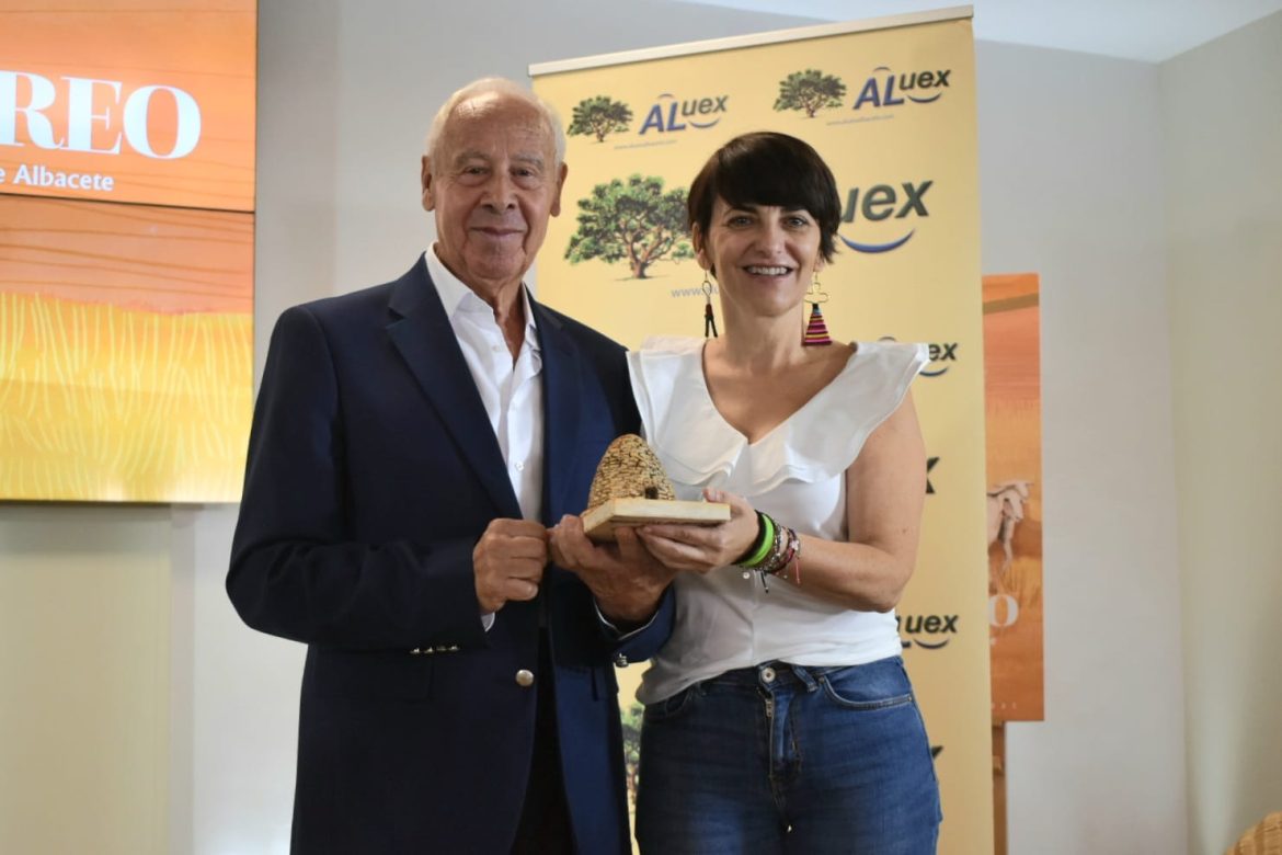 ALUEX en la Feria (6) La diputada de Atención Ciudadana, Ana Albaladejo, ha recibido en el stand de la Diputación de Albacete en la Feria a la gran ‘familia’ de Amigos y Amigas de la Universidad de la Experiencia, ALUEX, con su presidente, Juanjo Caravaca