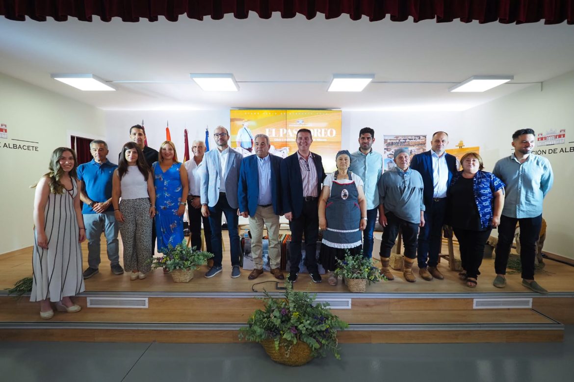 Foto de grupo El Bonillo El Bonillo ‘presenta su nación’ en el stand ferial de la Diputación