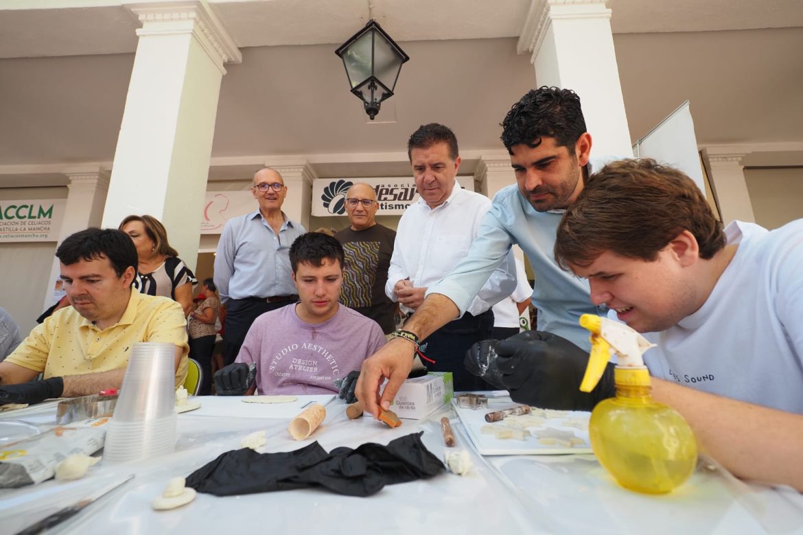 El presidente de la Diputación, Santi Cabañero, acompañado del diputado responsable del Área Social, José González; de la diputada coordinadora del Área de Igualdad, Pilar Callado; y del diputado de Medio Ambiente y SEPEI, José Antonio Gómez, ha recorrido este martes los distintos stands que colectivos del ámbito sociosanitario de la provincia de Albacete instalan en el Recinto Ferial durante estos días de celebración.