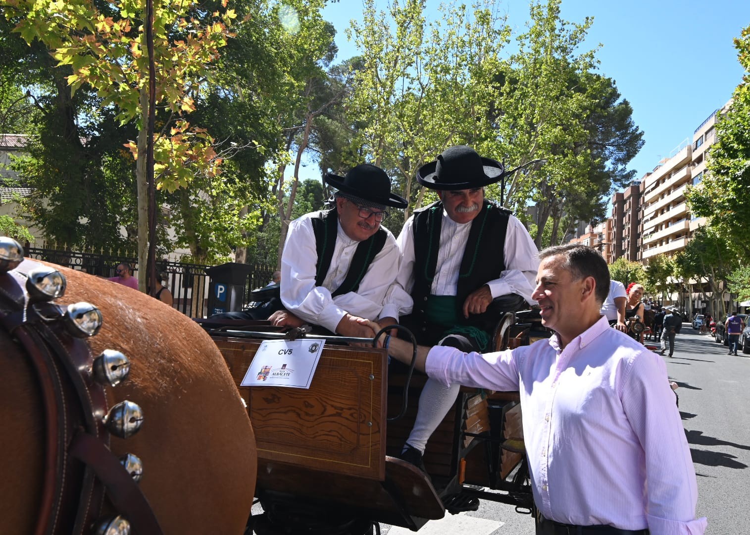 Cabalgata ecuestre de caballos y carrozas por la ciudad de Albacete en la Feria 2025. El alcalde Manuel Serrano
