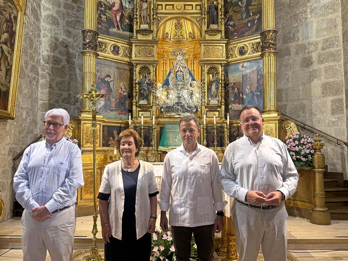 Manuel Serrano se ha manifestado de este modo durante el acto de colocación del bastón de Alcaldesa Perpetua de la ciudad donado y concedido por el alcalde Martínez de la Ossa en 1956 a la Patrona, junto a la Camarera Mayor de la Virgen de Los Llanos, Encarnación Cañamares, y miembros de la junta directiva de la Real Asociación.