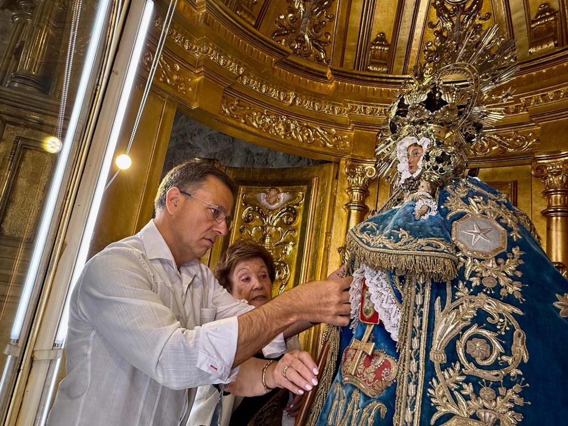 Foto.Colocación bastón a la Virgen de Los Llanos 2025 (5) El alcalde de Albacete, Manuel Serrano, ha pedido un año más a la Patrona, la Virgen de Los Llanos, que nos proteja siempre con su manto, también en los días de la Feria que celebramos en su honor, donde nuevamente volverá a cobrar un protagonismo especial.