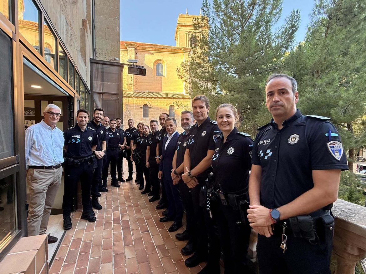 Foto.Nombramiento nuevos mandos Policía Local de Albacete (7) Manuel Serrano felicita a los nuevos mandos de la Policía Local de Albacete y asegura que la incorporación a sus nuevos cargos mejorará la coordinación y organización del Cuerpo