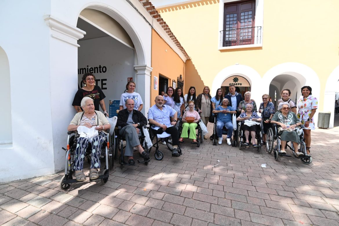 Foto.Visita Asociaciones Sociosanitarias en Feria 2025 (32)