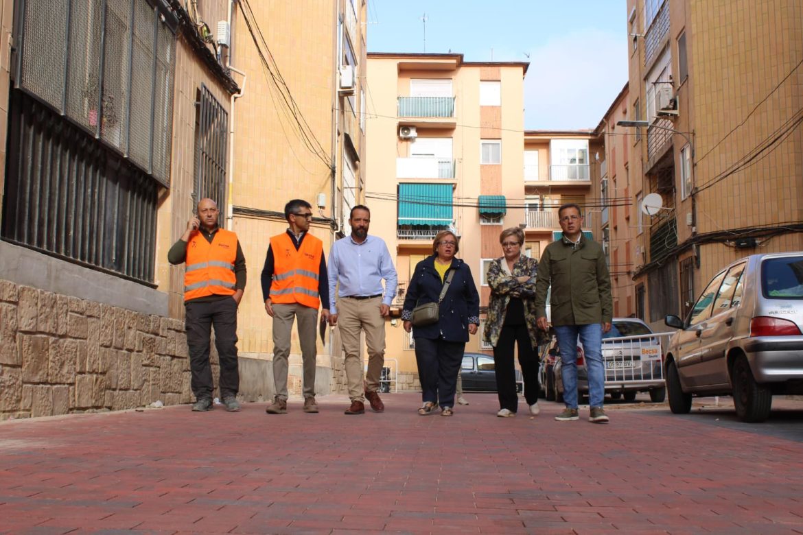 El alcalde Manuel Serrano ha asegurado que seguirá trabajando de la mano de la Fava para mejorar el entorno urbano y hacerlo mucho más accesible, transitable y amable, poniendo en valor el impacto positivo que está teniendo en la vida de los vecinos y vecinas de Albacete el Plan de Reposición de Vías Públicas del Ayuntamiento,