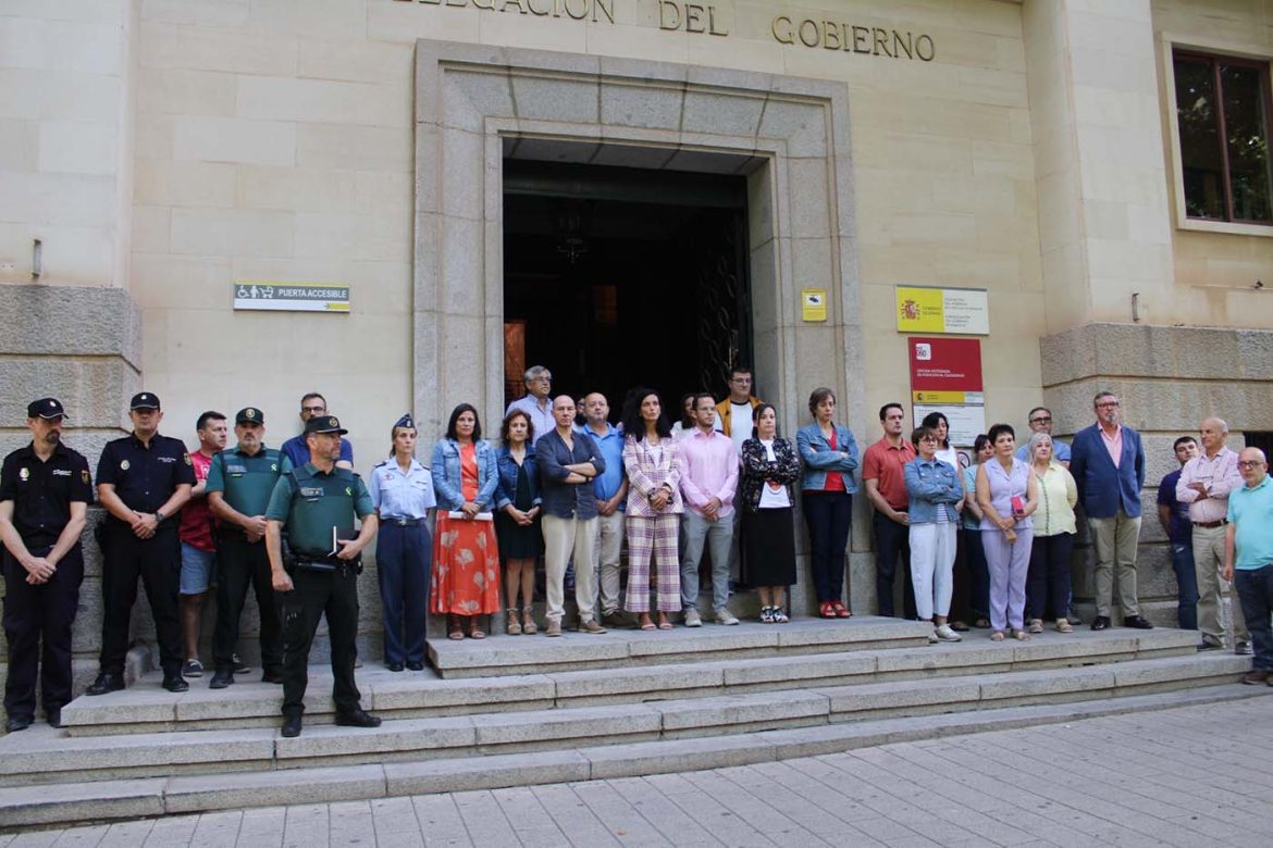 IMG_1822 La Subdelegación del Gobierno en Albacete ha guardado un minuto de silencio esta mañana por Rosalía, de 54 años, asesinada presuntamente por su expareja en Granada.