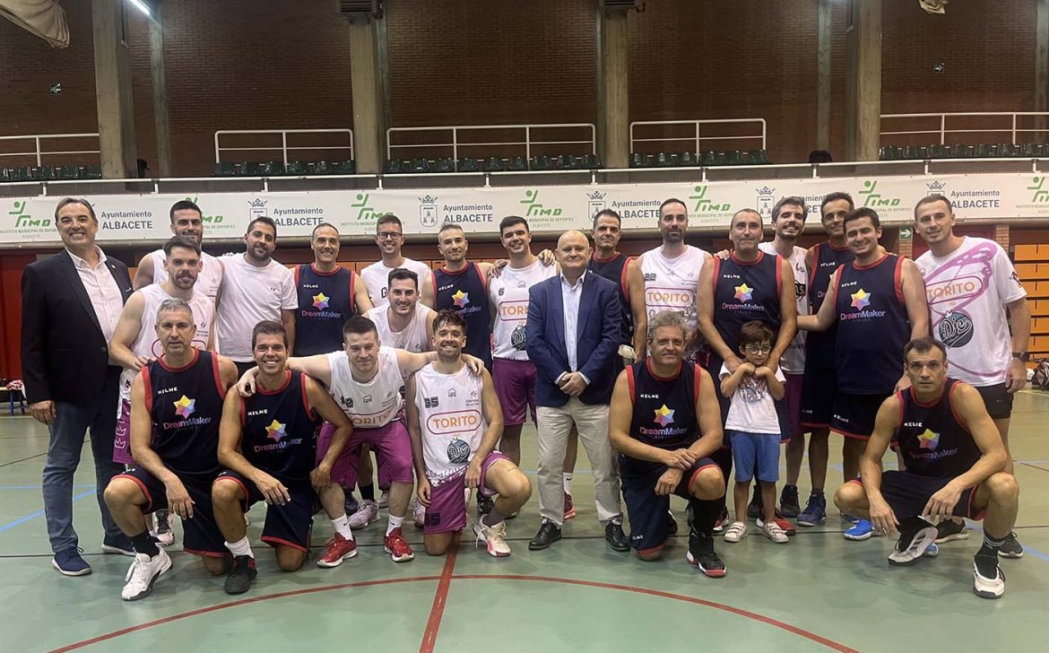 IMG_4918 El concejal de Deportes, Francisco Villaescusa, asistió en la noche de ayer en el Pabellón Polideportivo de la Feria a la final de la Supercopa de Baloncesto Senior organizada por el Instituto Municipal de Deportes.