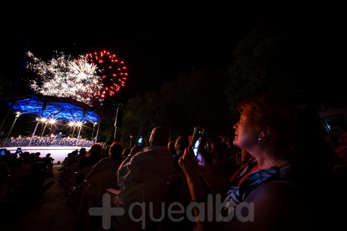 Fuegos artificiales acompañafos de música de la Banada Sinfónica de Albacete en el parque lineal para cerrar la Feria 2025