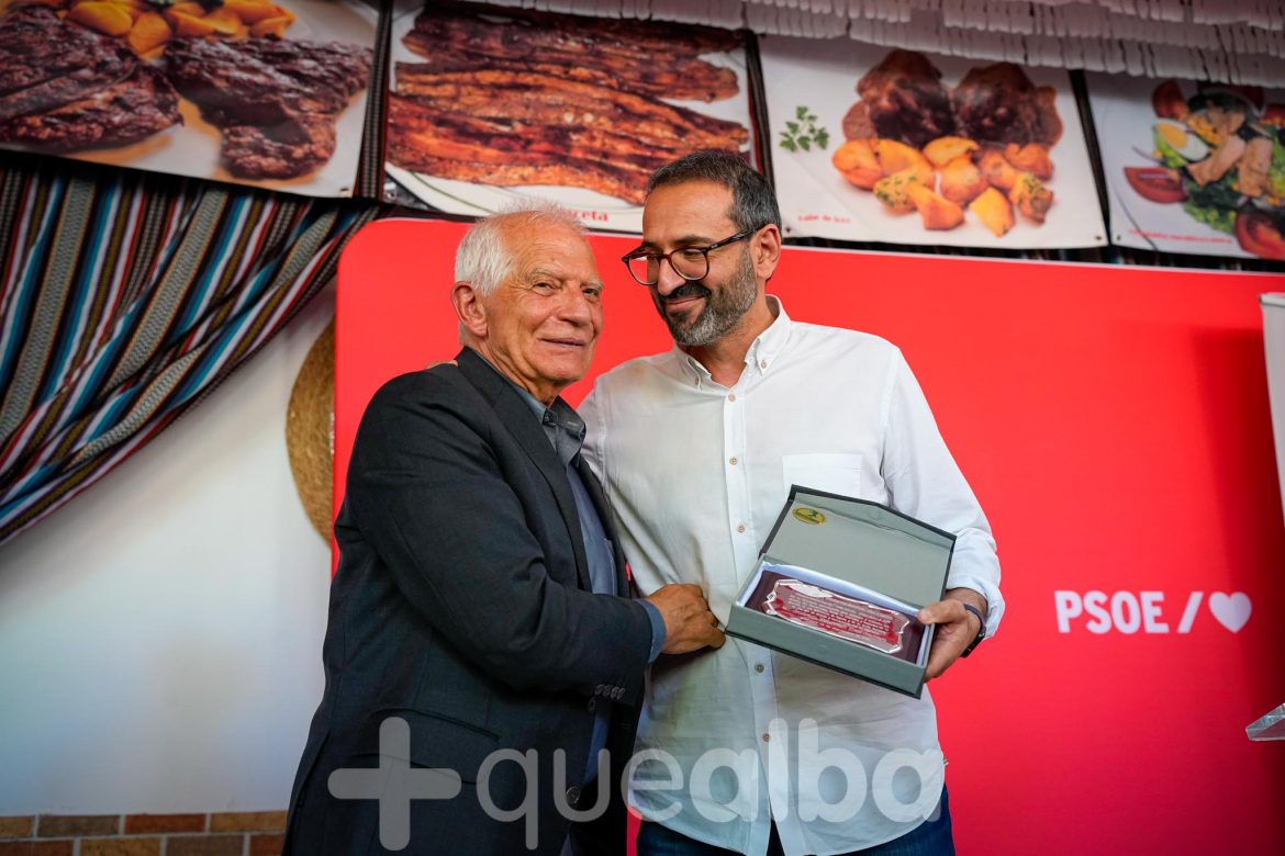 Josep Borrell recibe un premio a su trayectoria de los socialistas albaceteños en la Feria de Albacete
