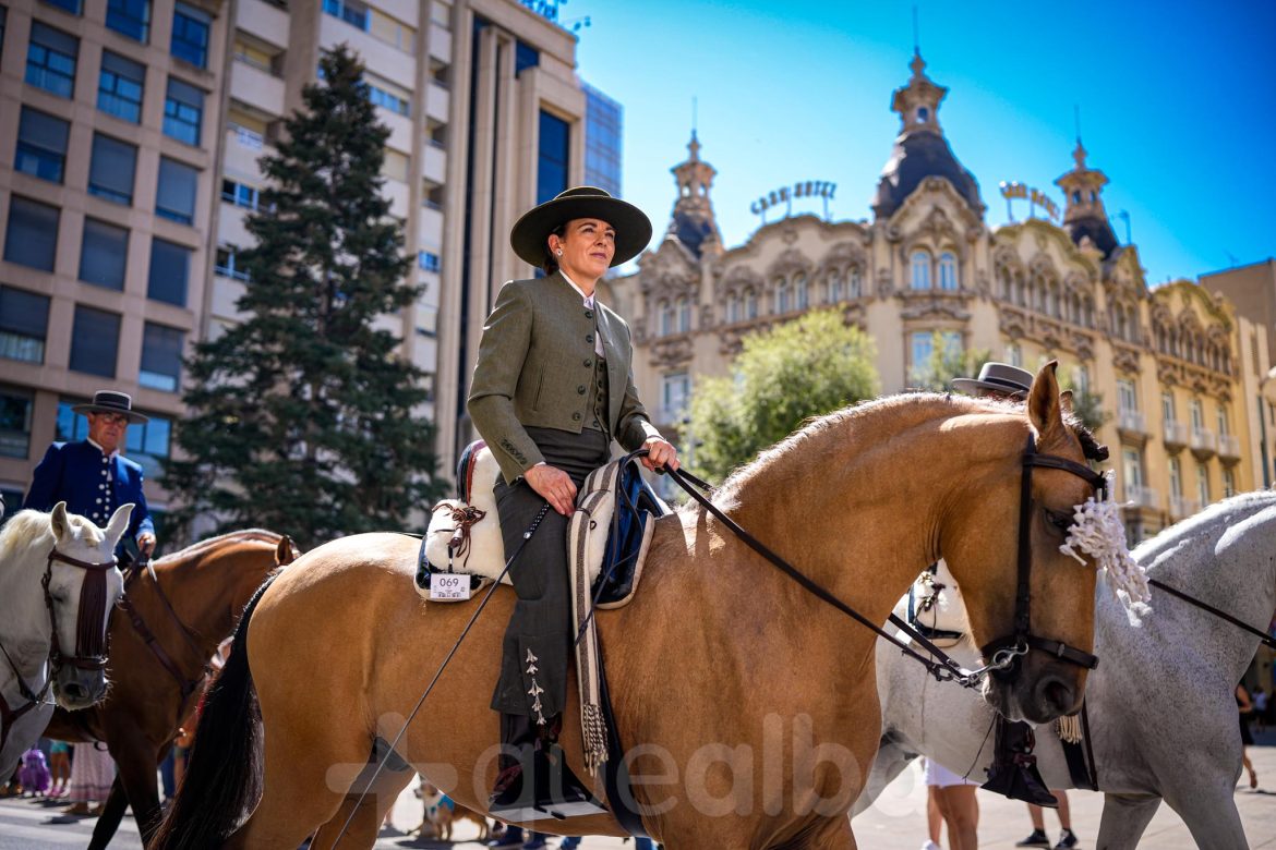 Cabalgata ecuestre de caballos y carrozas por la ciudad de Albacete en la Feria 2025